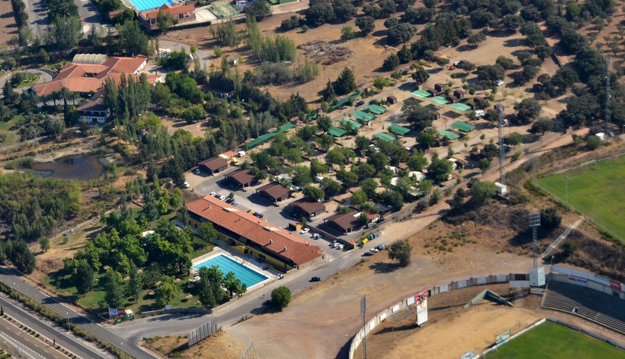 Vista aérea Camping-Bungalows-Hostal Ciudad de Cáceres. Restaurante. SPA. Piscina. 