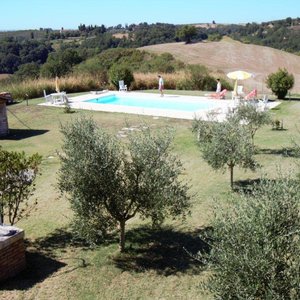 vista su piscina e colline