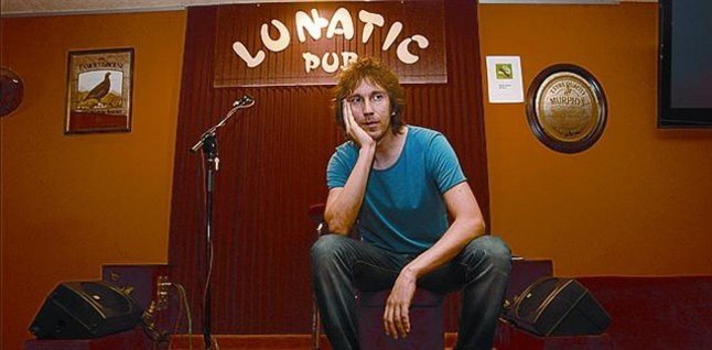 Èric Vinaixa, cantante que homenajea a los grandes del Rock los lunes en Pub Lunatic