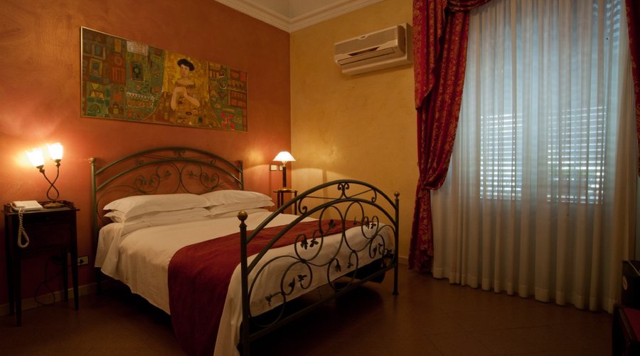 Vista camere lato piazza Hotel Joli nel cuore di Palermo