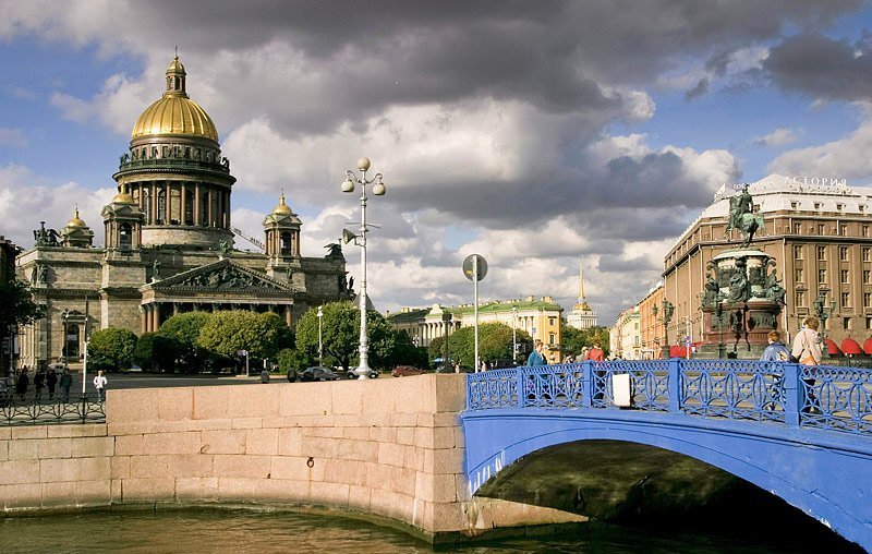 Синь спб. Исаакиевский собор и синий мост в Санкт-Петербурге. Синий мост у Исаакиевского собора. Исаакиевский собор мост. Самый широкий мост в Санкт-Петербурге.