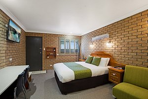 Sunray Motor Inn in Toowoomba, image may contain: Interior Design, Dorm Room, Bed, Corner