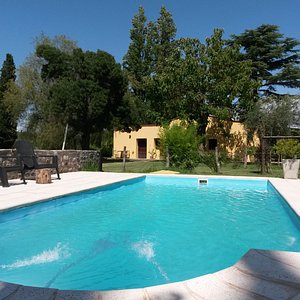 Gemütlicher Poolbereich ideal zum entspannen und Sonnenbaden!