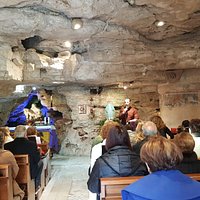 INTERNO DELLA GROTTA. IN FONDO L'ALTARE