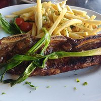 Asado de tira con papas fritas