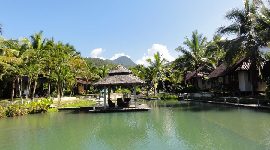le petit lac au centre des bungalows