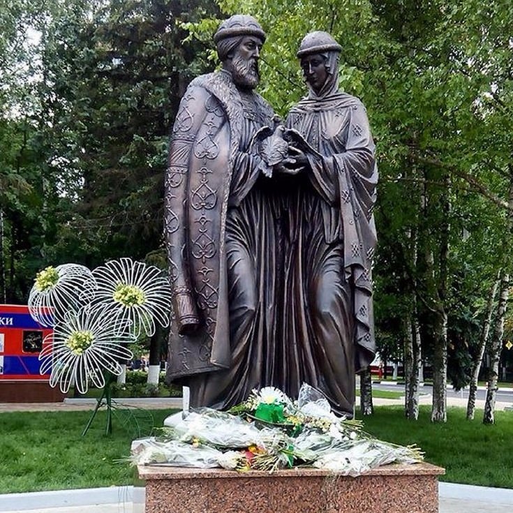 Памятник петру и февронии фото. Памятник Петру и Февронии в Химках. Памятник святым Петру и Февронии Химки. Памятник святым Петру и Февронии Донецк. Памятник Петру и Февронии в Химках фото.