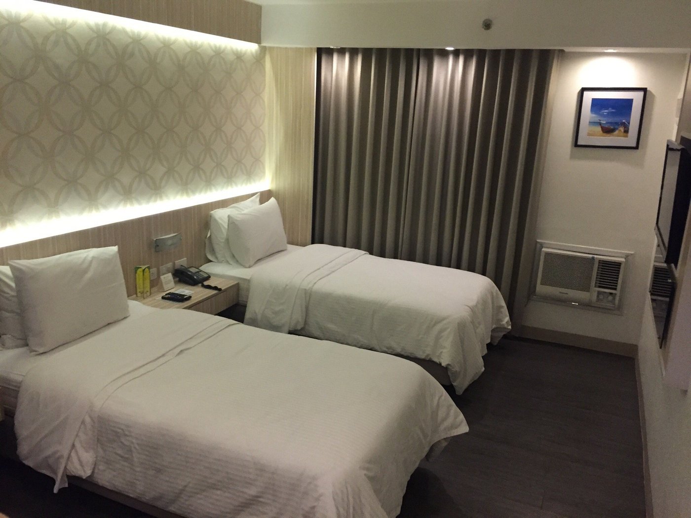 CHARTER HOUSE 45 (̶5̶5̶) Prices & Hotel Reviews Makati, Metro Manila