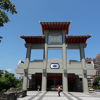 中国風の門が目印
