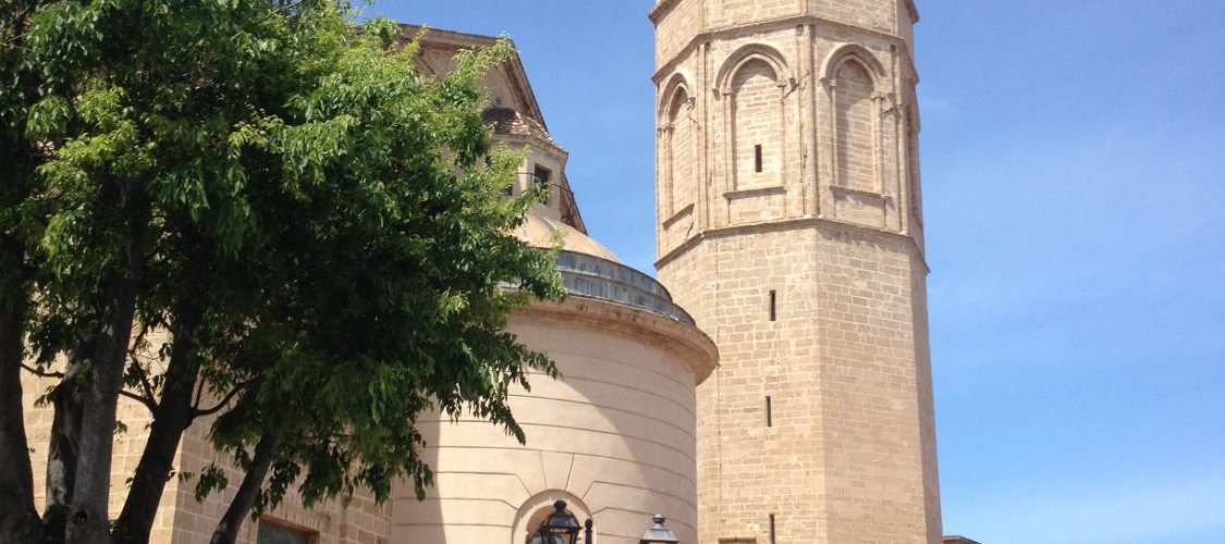 CAMPANILE AUX ALLURES ARABO MUSULMANNES
