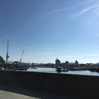 テレビで見た船に乗って見たくて訪れました。車は近くの港の駐車場に停めました。渡った先には伊予鉄の港山駅がありました。古い町並みをぶらぶら散歩して帰りました。