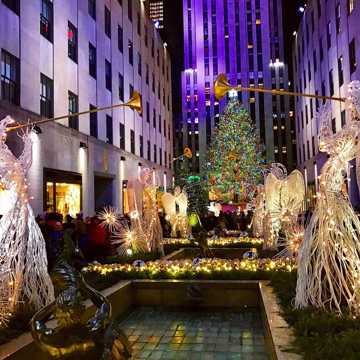Guide to NYC's Rockefeller Center Christmas Tree Lighting Event 2021 -  Thrillist