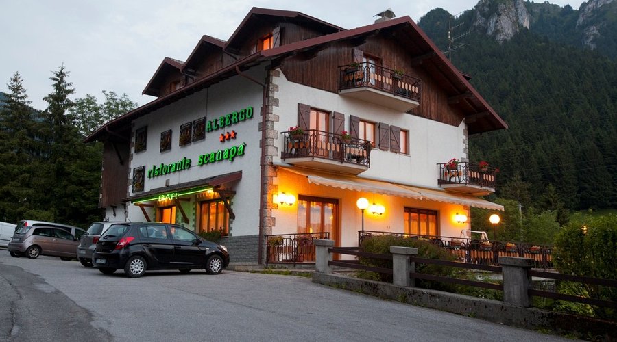esterno parcheggio