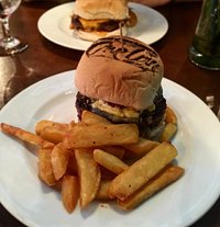 Hamburgesa con fritas.