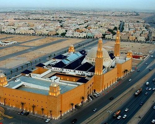 وفي الرياض كثير من المعالم التاريخيه
