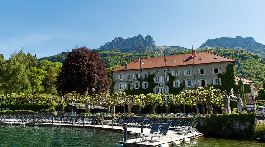 L'Abbaye de Talloires entre lac et montagne. Accès direct au lac d'Annecy, le plus pur d'Europe.
