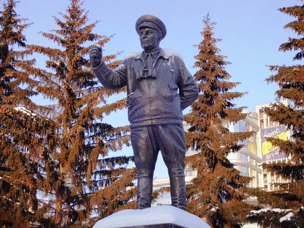 Фото на памятник екатеринбург. Памятник Маргелову в Екатеринбурге. Памятник Маргелову Новороссийск. Памятник пассажирам в Екатеринбурге. Екатеринбург памятник Маргеловым в парке Маяковского аллея славы.