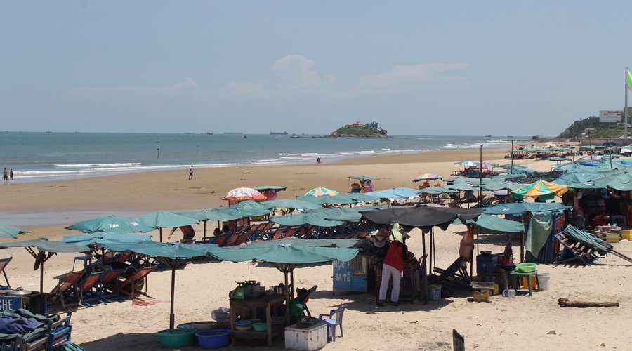 Detalles de los puestos de comida ambulante en la playa de Vung Tau