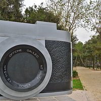 Fellinia: la grande macchina fotografica. Piazzale Fellini. Rimini