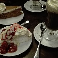gorąca czekolada, ciasto marchewkowe, beza