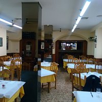 Muy ricos bocatas de bacón con queso, carta y comedor.