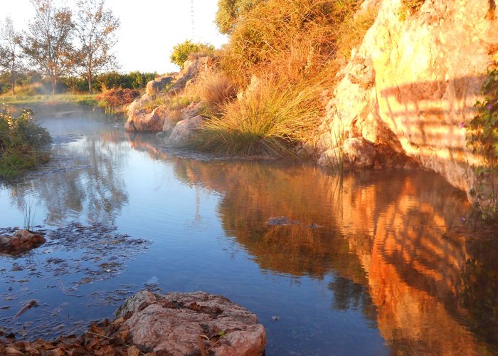 Agua brotando a mayor temperatura que el aire frio invernal