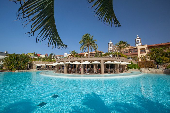 Piscina con cascada hidromasaje y jacuzzi - Picture of Hotel Rural El  Mondalon, Gran Canaria - Tripadvisor