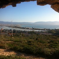 la spiaggia del Poetto vista dall'interno del fortino di Sant'Elia
