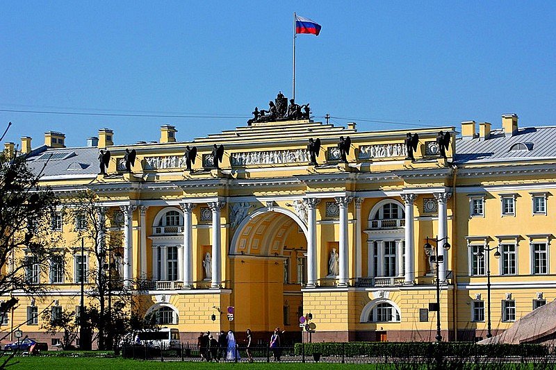 Сенат и синод год. Здание Сената и Синода в Санкт-Петербурге. Арка здания Сената и Синода в Санкт-Петербурге. Здание Сената и Синода 1829 1834. Росси здание Сената и Синода.