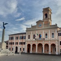 il palazzo visto dalla piazza