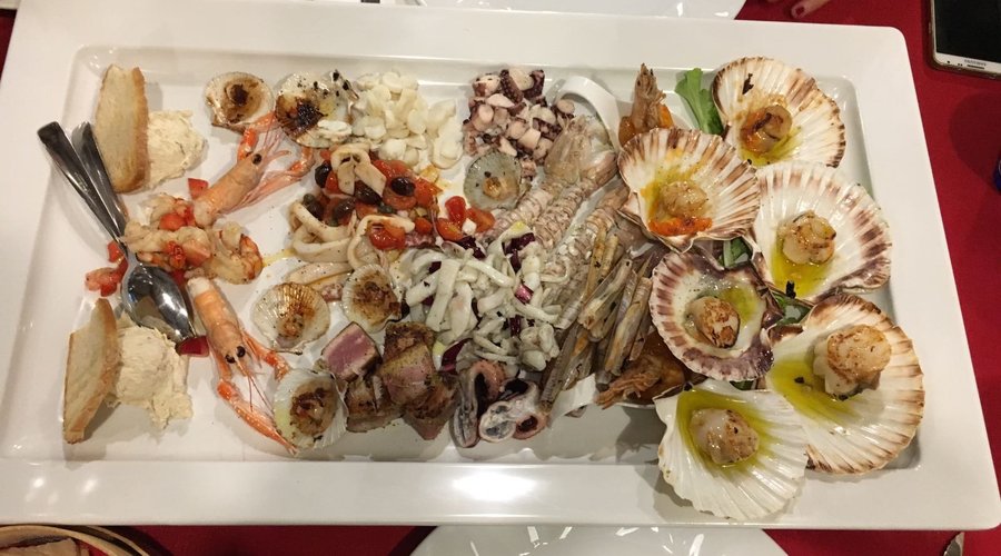Antipasto bollito di pesce! Una meraviglia per il palato e per la vista!