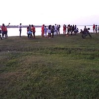 ao entardecer, as pessoas aglomeran-se para comtemplar o por do sol.