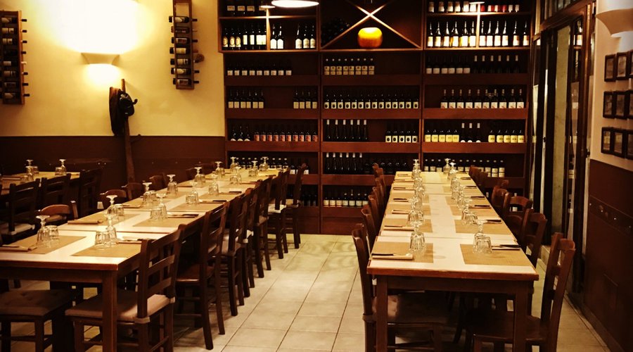 Interno vista cantina dei vini