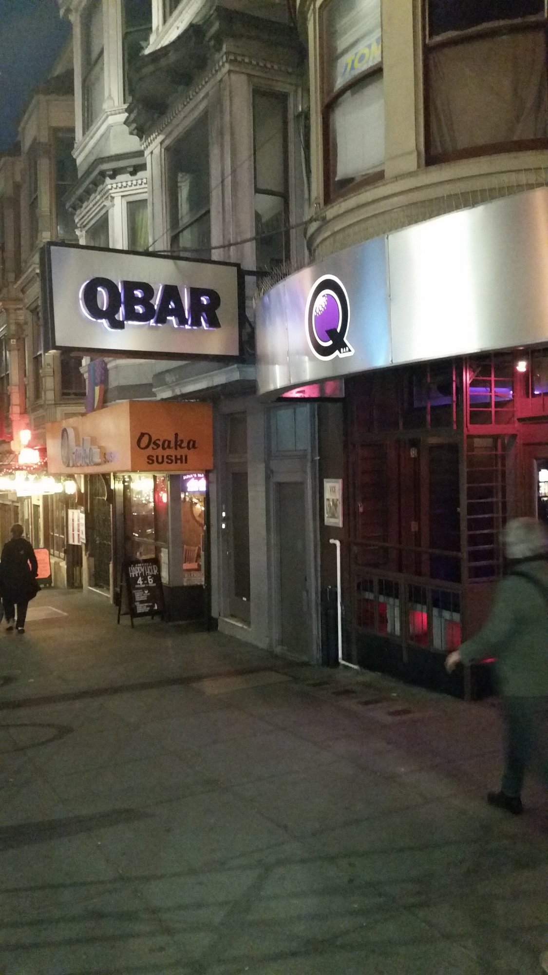 Q Bar ở San Francisco là một địa điểm vui chơi và giải trí tuyệt vời cho bạn và bạn bè của bạn. Tất cả những gì bạn cần biết trước khi đến đây đã được tóm gọn trong bài viết này, từ không gian sang trọng đến đồ uống thơm ngon và âm nhạc sôi động.