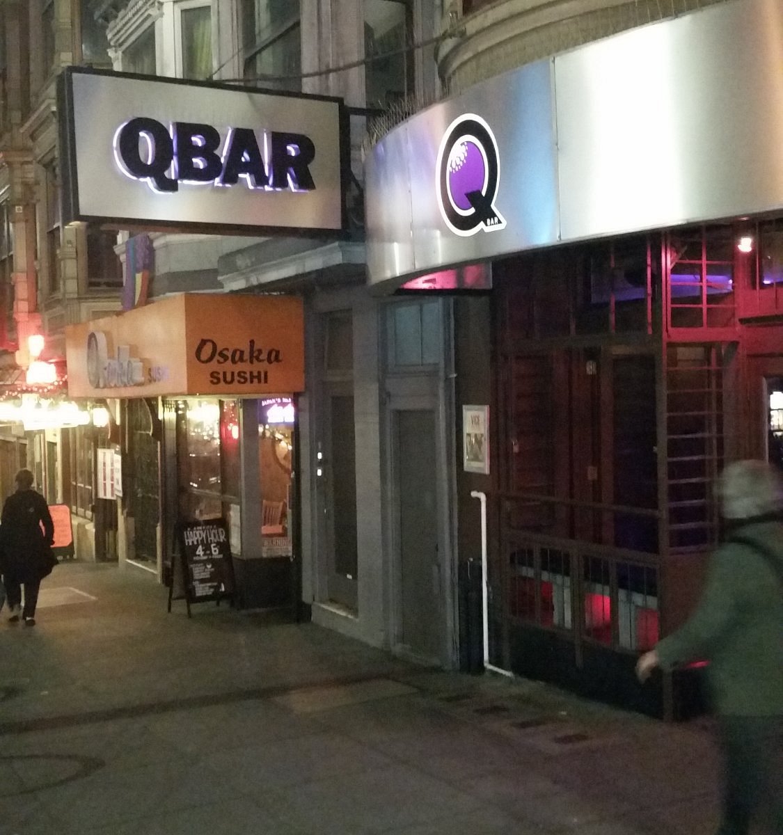 Hãy tự mình khám phá không gian ấn tượng của Q Bar tại San Francisco. Tận hưởng không khí thoải mái cùng một ly cocktail đầy hương vị. Ảnh chụp lại từ họa sĩ tài ba sẽ giúp bạn hiểu thêm về không gian sang trọng của quán.