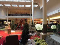 14 Thoughts You Have While In Sherway Gardens - Narcity