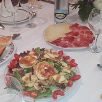 Ensalada templada con rulo de cabra y frutos secos