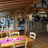 Großer Gastraum mit Theke