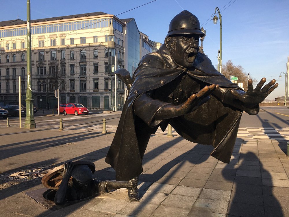 brussels tourist breaks statue