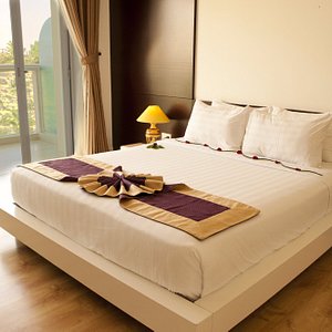 bedroom with bancony