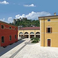 Visuale esterna Locanda del Borgo e scorcio Plateatico Rocca Sveva