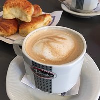 Café con leche y medialunas
