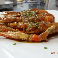 Cigalas Con Cebolla Caramelizada y Tomate
