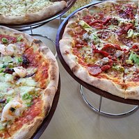 right pizza Leon - minced beef, pepperoni, roasted capsicum, avocado, chili & garlic (HOT)