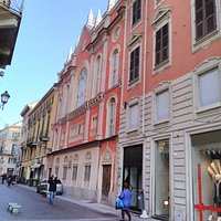 Facciata della Sinagoga vista dall'inizio di via Milano