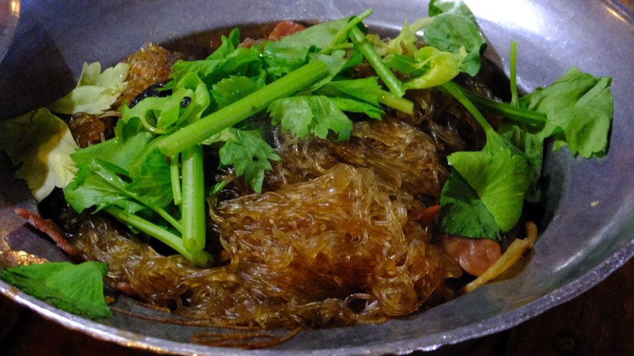 Glass noodles with soy sauce and steamed crab