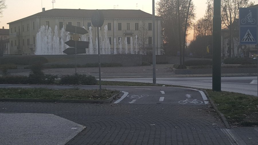 le fameux rond point dont je vous ai parlé qui mene au restaurant de pizza et à ALIPER