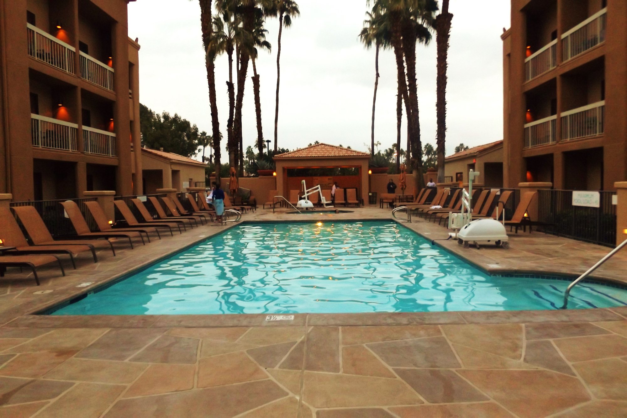 Courtyard By Marriott Palm Springs Pool Fotos Und Bewertungen   Hot Tub Area 