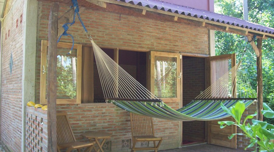 Die Terrasse lädt zum entspannen in der Hängematte oder gemütlichem Kaffee trinken ein.