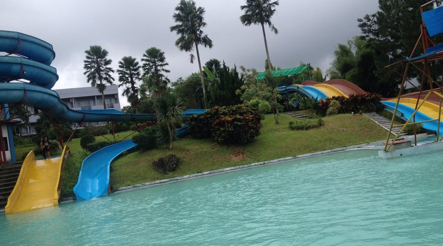 Area Water Boom bersebrangan dengan gedung Hotel